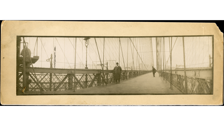 Giacomo Puccini auf der Brooklyn Bridge in New York, 1910