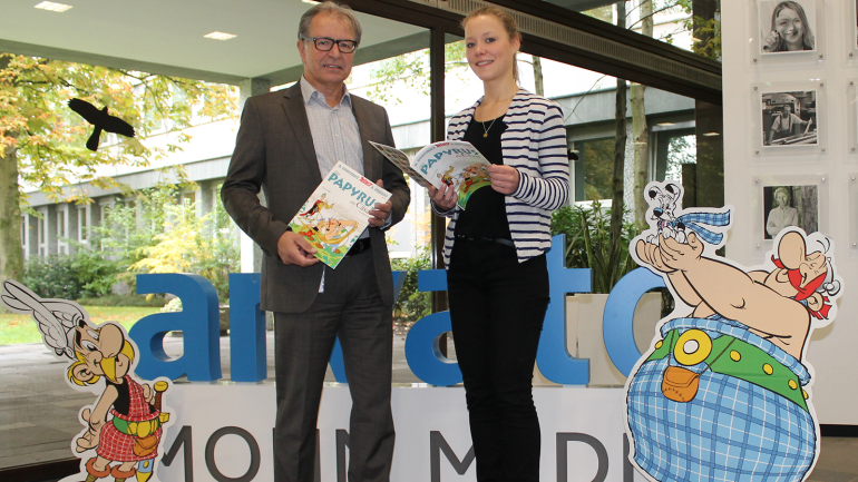 Heinrich Reker, Produktlinienleiter Zeitschriften, und Kundenbetreuerin Kirsten Hansmeier freuen sich über den neuen Asterix-Band