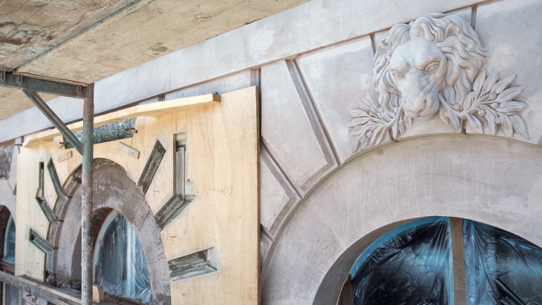 Die Bildhauerin Marguerite Blume-Cardenas fertigte die Vorlage für das Löwen-Relief über dem Eingang.