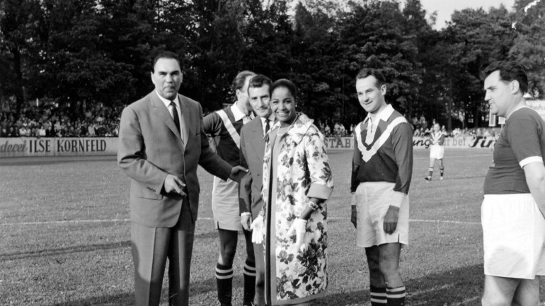 Prominente Gäste auf dem Ariola Sportfest 1959: Max Schmeling, Fritz Walter und Mona Baptiste mit Reinhard Mohn (v.l.).
