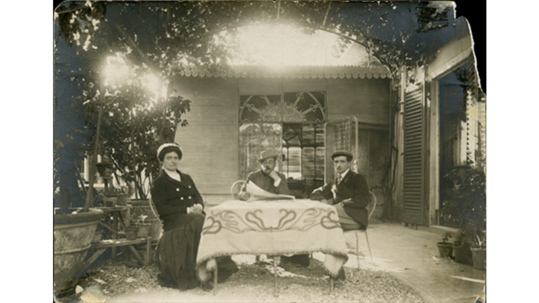 Piccuni mit seiner Frau Elvira und seinem Sohn Antonio im Garten seiner Villa, Anfang 20. Jahrhundert