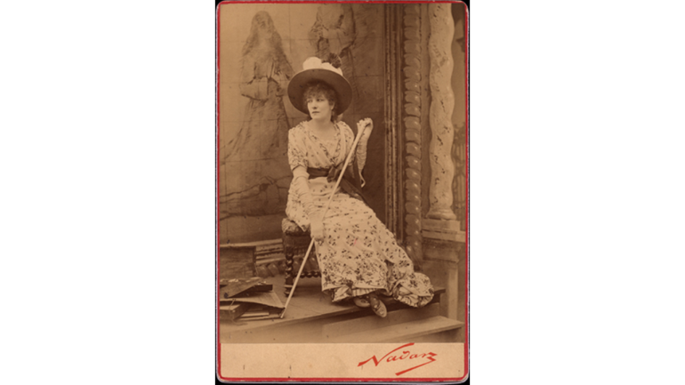 Die Schauspielerin Sarah Bernhardt im Kostüm, Fotografie von Nadar, Ende 19. Jahrhundert