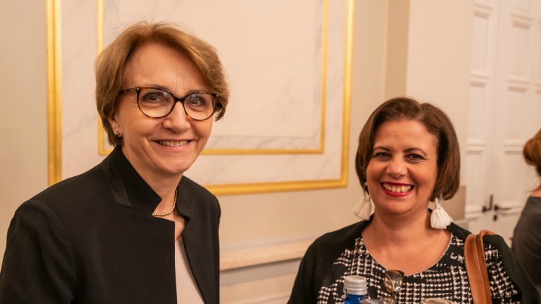 Die französische Botschafterin, Anne-Marie Descôtes, mit ihrer Begleitung Fatima Sanfourche