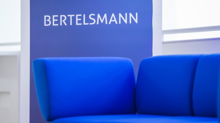Bertelsmann präsentiert das Blaue Sofa Gütersloh in der Skylobby des Stadttheaters. Copyright: Copyright © Bertelsmann | Fotograf Jan Voth