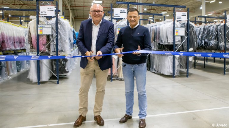 Eröffneten die neuen Erweiterungsflächen (v. l.): Maciej Skibiński, CFO bei Arvato Polen, und Marcello De Melgazzi, European Logistics Senior Director bei Guess