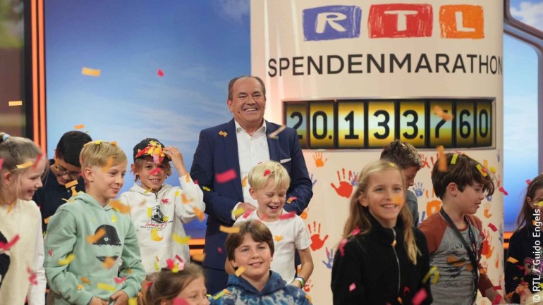Wolfram Kons (M.) mit dem Endstand des Spendenmarathons