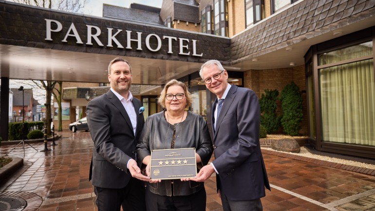 Bild von Links: Kay Dubbert, Marketingleiter Parkhotel GT, Regine Tönsing, Geschäftsführerin DEHOGA Ostwestfalen e.V., Sönke Tuchel, geschäftsführender Direktor Parkhotel Gütersloh