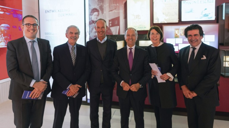 Bei der Eröffnung der von Bertelsmann inszenierten Ausstellung „Opera Meets New Media“ (v.l.n.r.) in Berlin: Pierluigi Ledda, Managing Director des Archivio Storico Ricordi, Kurator Gabriele Dotto, Bertelsmann-CEO Thomas Rabe, Armando Varricchio, Botschafter Italiens in der Bundesrepublik Deutschland, Helen Müller, Leitung Cultural Affairs und Corporate History bei Bertelsmann, und Alberto Veronesi, Präsident des Comitato Puccini