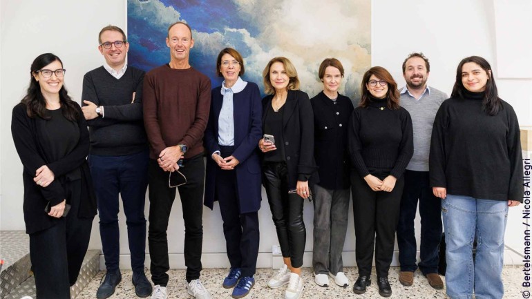 Von links: Chiara Gasparini - Manager Projektkoordination, Archivio Storico Ricordi (ASR); Pierluigi Ledda - Managing Director ASR, Thomas Rabe – Vorstandsvorsitzender von Bertelsmann; Helen Müller – Leitung Cultural Affairs und Corporate History bei Bertelsmann; Karin Schlautmann - Leiterin der Unternehmenskommunikation von Bertelsmann; Silke Tilk – Büro CEO, Bertelsmann; Valeria Luti – Archivarin und Data-Manager ASR; Carlo Lanfossi - Research Fellow, Università degli Studi di Milano; Liliana Prestia - Praktikantin ASR.