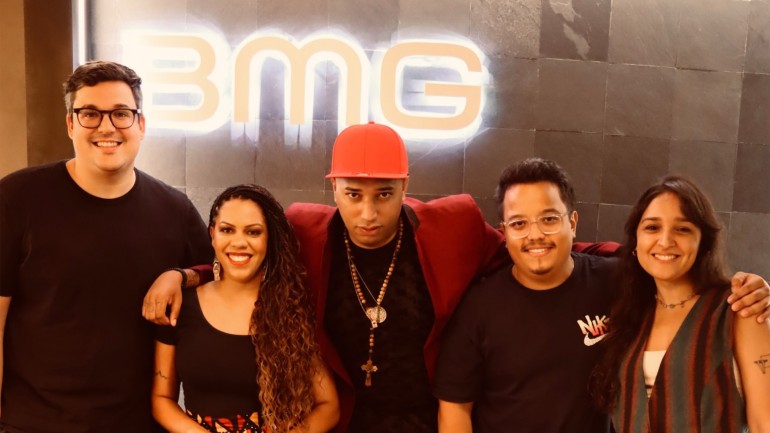 V. l.: Daniel Fernandes (General Manager BMG Brazil), Tamires und Sabotinha Mateus (Kinder von Sabotage), Lan Santos (A&amp;R BMG Brazil) und Jullie Steffanine (BMG A&amp;R)