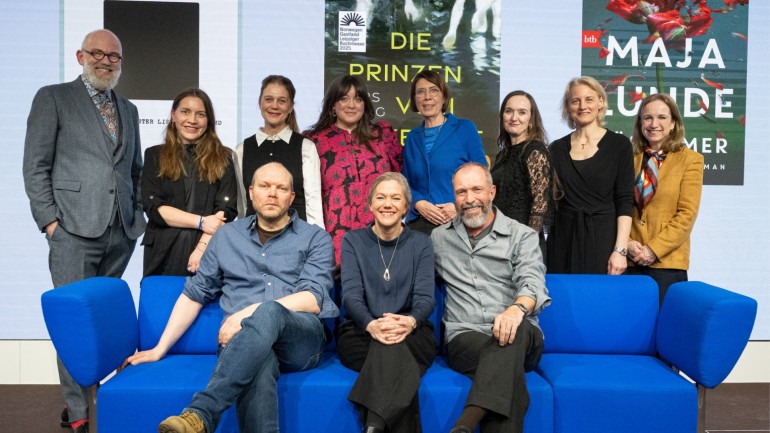 Johan Harstad, Maja Lunde, Lars Elling (vorne v. l.), Thomas Böhm, Laura Austen, Margit Walsø, Marie-Christine Knop, Helen Müller, Ellen Hogsnes, Astrid Böhmisch, i.E. Laila Stenseng (hinten v. l.)