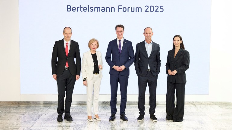 V. l.: Christoph Mohn (Aufsichtsratsvorsitzender von Bertelsmann), Liz Mohn (Stifterin und Vorsitzende des Vorstandes der Liz Mohn Stiftung und Gesellschafterin der Bertelsmann Verwaltungsgesellschaft), Hendrik Wüst (Ministerpräsident des Landes NRW), Thomas Rabe (Vorstandvorsitzender von Bertelsmann) und Pinar Atalay (Moderatorin).