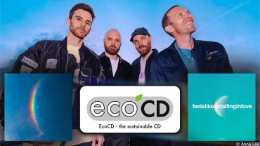 Die Band Coldplay mit Album-Cover und ecoCD Label
