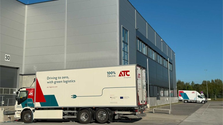 LKW vor dem Arvato Logistikzentrum