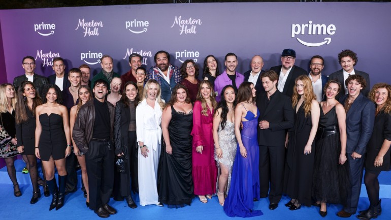 Gruppenfoto der Besetzung von Maxton Hall