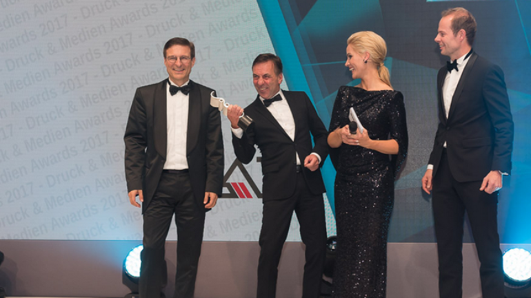 Achim Mörretz (mit Award in der Hand) und Jan Spengler, Sales Director Produktlinie Action Print (r.), bei der Preisverleihung