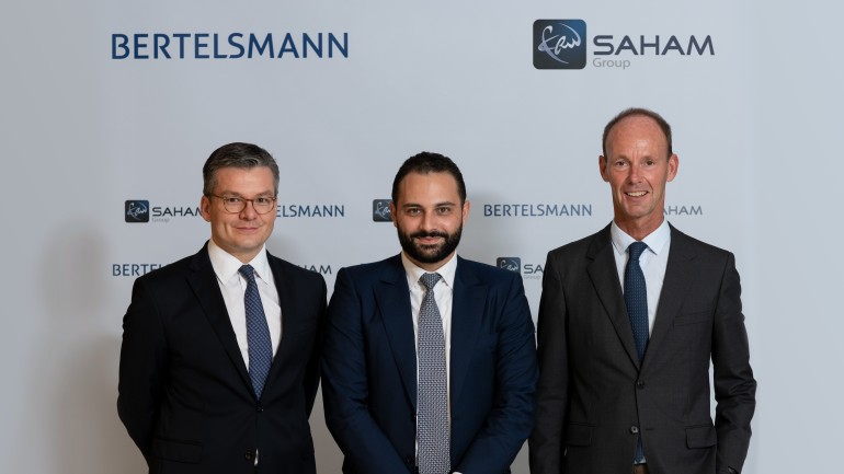 Von links: Thomas Mackenbrock (CEO Arvato CRM Solutions), Moulay Mhamed Elalamy (Repräsentant der Saham Gruppe) und Thomas Rabe (Vorstandsvorsitzender von Bertelsmann).