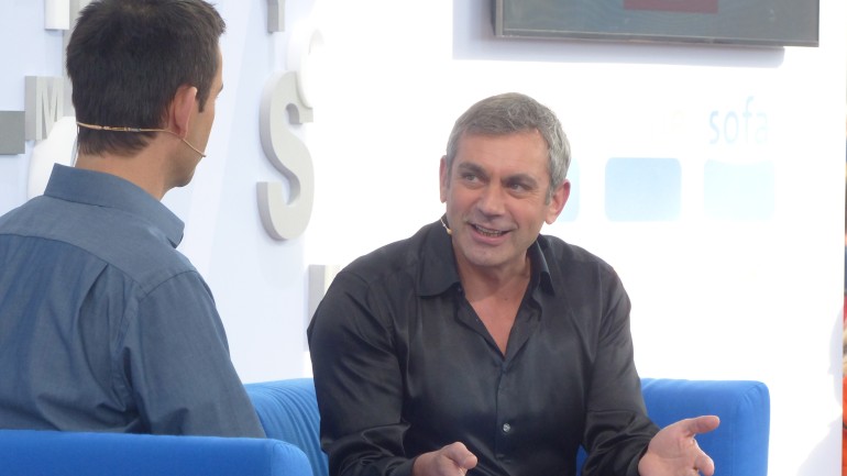 Wladimir Kaminer mit Moderator Michael Sahr auf dem Blauen Sofa auf der Leipziger Buchmesse 2017. 