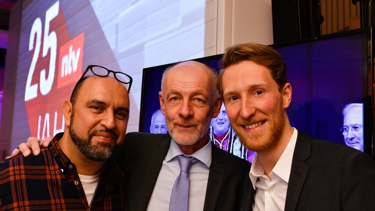 N-TV Talker Louis Klamroth (r.) und Serdar Somuncu mit Friedrich Küppersbusch © MG RTL D / Adamik