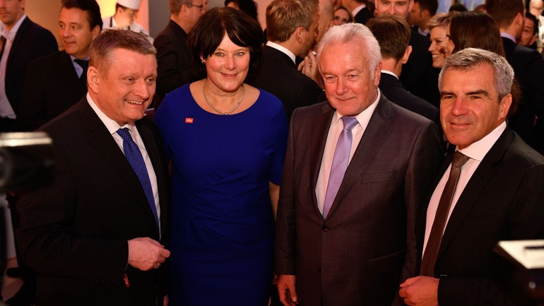 Hans Demmel und Anke Schäferkordt mit Wolfgang Kubicki und Hermann Gröhe.
© MG RTL D / Adamik