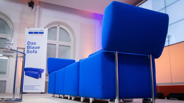 Das Blaue Sofa empfing zur digitalen Frankfurter Buchmesse 2020 mehr als 60 Autor/-innen in der Berliner Bertelsmann-Repräsentanz.