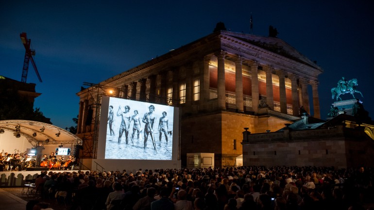 2015: Fast 900 Gäste verfolgen die Südseeromanze „Tabu“ unter freiem Himmel auf der Berliner Museumsinsel