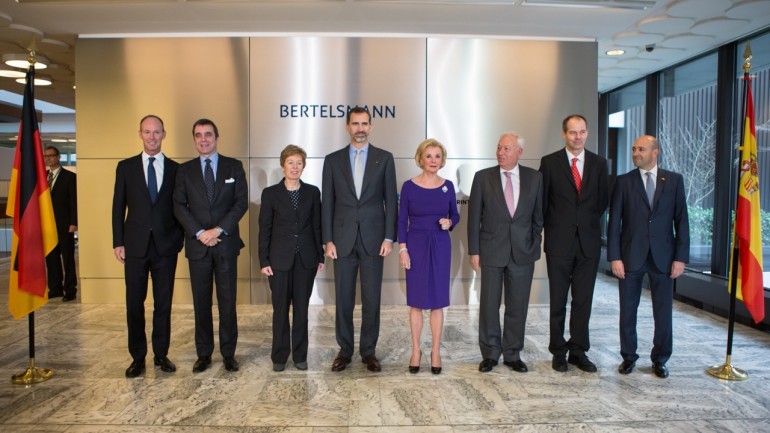 König Felipe VI. von Spanien besucht Bertelsmann (v.l.n.r.): Bertelsmann-CEO Dr. Thomas Rabe; der spanische Botschafter in Deutschland, Juan Pablo García-Berdoy y Cerezo; NRW-Europaministerin Dr. Angelica Schwall-Düren; S.M. König Felipe VI. von Spanien; Familiensprecherin Liz Mohn; der spanische Außenminister José Manuel García Margallo; Bertelsmann-Aufsichtsratschef Christoph Mohn; President Lateinamerika und Spanien von Bertelsmann, Fernando Carro de Prada