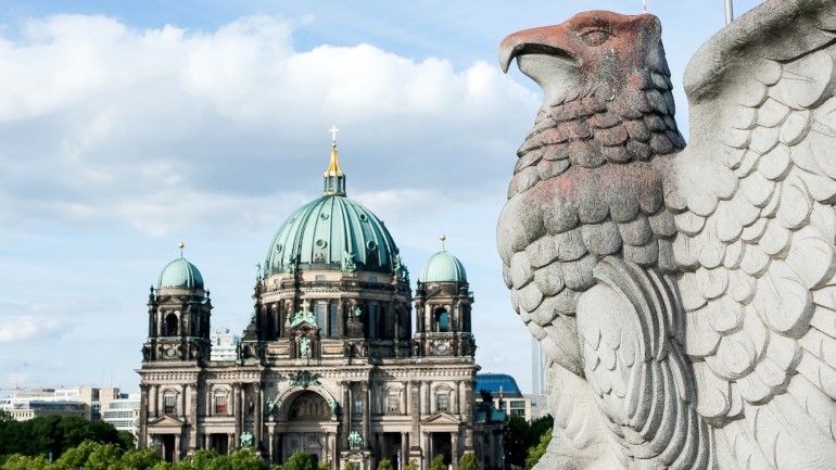 Einer der acht  Terrakotta-Adler auf dem Dach der Repräsentanz