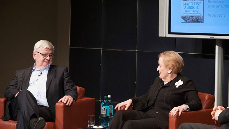 Die ehemalige Außenministerin der USA, Madeleine Albright bei der Präsentation ihrer Autobiografie mit Bundesaußenminister a.D. Joschka Fischer, 2013