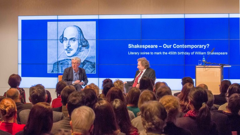 Angeregte Diskussion mit dem Publikum im Rahmen des Shakespeare-Literaturseminars in Kooperation mit dem British Council, Januar 2014
