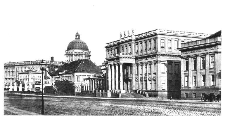 Die Kommandantur mit Walmdach, 1860. Rechts: Kronprinzenpalais, dahinter:; Berliner Schloss mit Kuppel