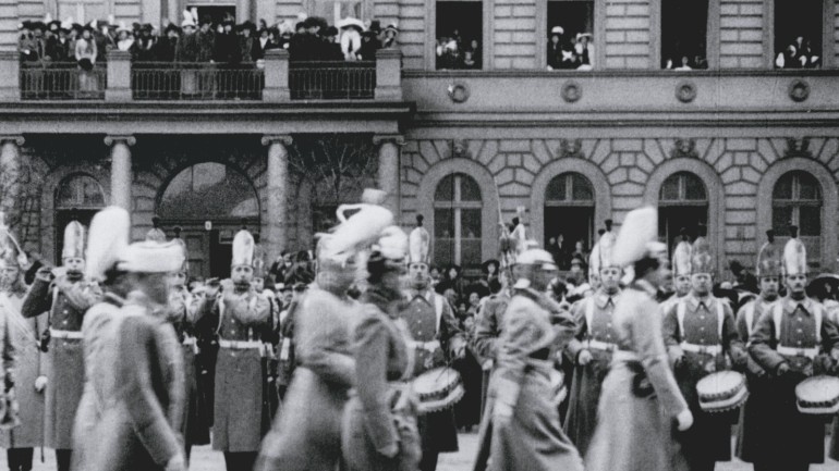 Vorbeimarsch an der Kommandantur bei der Parade zum Kaisergeburtstag (Filmausschnitt), Januar 1913