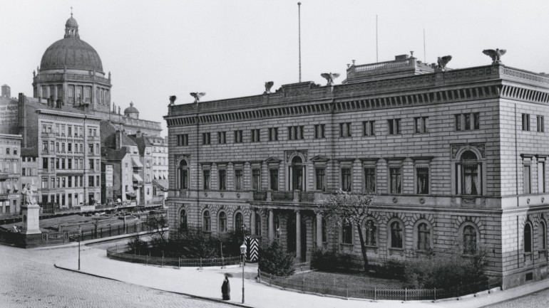 ... und zwanzig Jahre später. Das Walmdach war einer zweiten Etage gewichen und die Kommandantur hatte ihre bekannte Anmutung erhalten. 