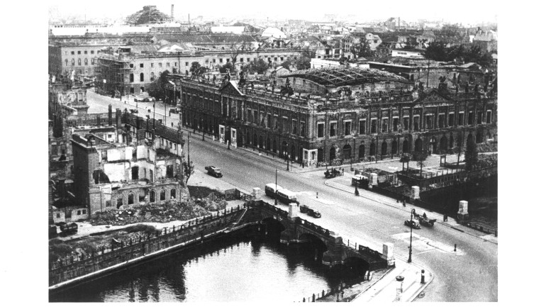 Blick von der Schlossruine (links die zerstörte Kommandantur), vor 1950