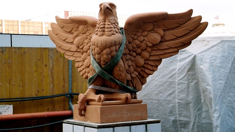 Jeder der acht Terrakotta-Adler auf dem Dach hat eine Spannweite von 1,50 Metern und ist 500 Kilo schwer