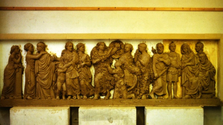 Das 3,50 Meter breite Relief &#34;Achill unter den Töchtern des Lykomedes&#34;,...