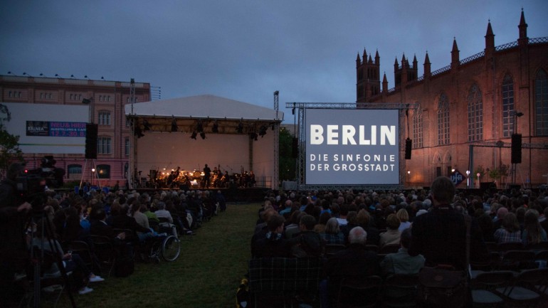 UFA Filmnächte 2012 auf dem Schinkelplatz - der erste Film der neuen  Freiluftkinoreihe in Berlin beginnt. 
