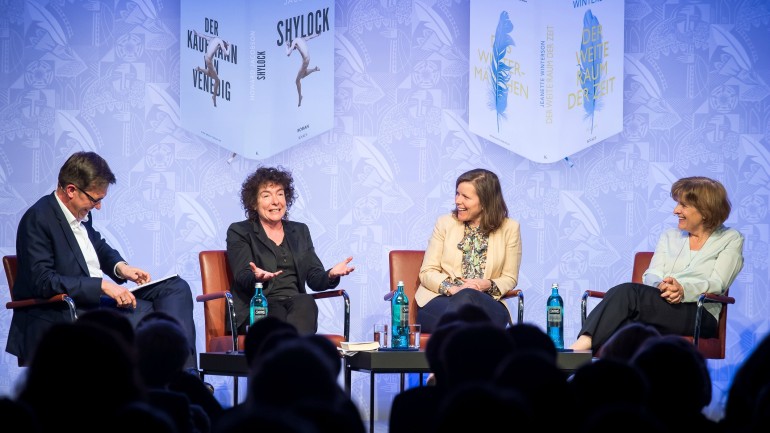 Der Moderator Dr. Alf Mentzer, Jeanette Winterson, Autorin von &#34;Der weite Raum der Zeit&#34;, Becky Hardie, stellvertretende Verlagsleiterin bei Hogarth, und Claudia Vidoni, Programmleiterin Belletristik bei Knaus