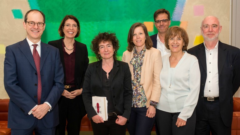 v.l..: der Britische Botschafter Sir Sebastian Woods; Helen Müller, Leitung Cultural Affairs bei Bertelsmann; die Autorin von Der weite Raum der Zeit Jeanette Winterson; Becky Hardie, stellvertretende Verlagsleiterin bei Hogarth; der Moderator Dr. Alf Mentzer, Leiter der Literaturredaktion von hr2-kultur; Claudia Vidoni, Programmleiterin Belletristik bei Knaus und Dr. Wolfgang Ferchl, Verleger des Knaus Verlages.