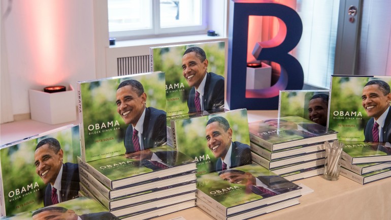  Pete Souza veröffentlichte 325 seiner besten Fotos in dem bei Prestel erschienenen Bildband „Obama. Bilder einer Ära“. Das Vorwort stammt von Barack Obama persönlich.