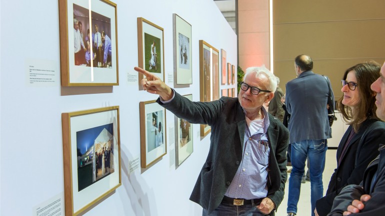 Der renommierte Fotograf Jim Rakete bewundert die Arbeit seines US-Kollegen Pete Souza in der Berliner Bertelsmann Repräsentanz.