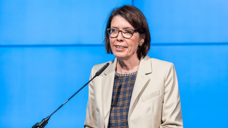 Helen Müller, Leiterin Cultural Affairs und Corporate History bei Bertelsmann, begrüßt die Gäste der Buchpräsentation in der Bertelsmann-Repräsentanz.
