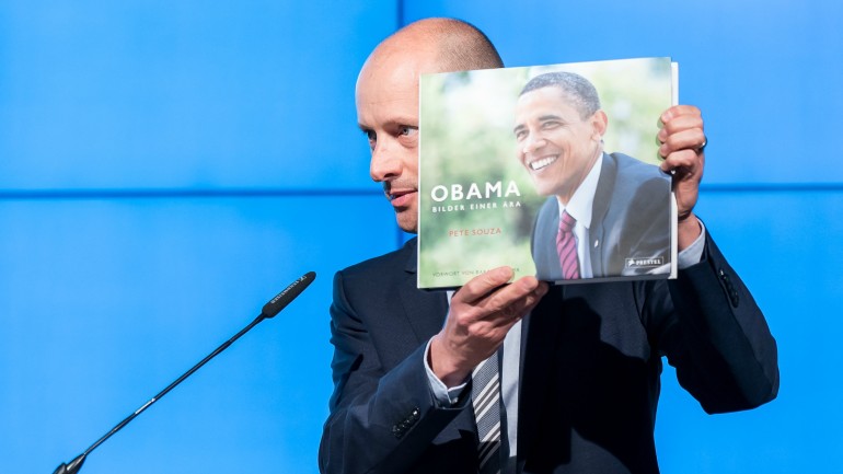 Curt Holtz, Programmleiter Fotografie und Architektur im Prestel Verlag, mit Pete Souzas Bildband „Obama. Bilder einer Ära“.
