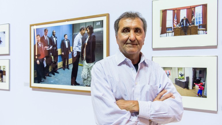 Der Fotograf Pete Souza vor seinem Werk. Das Museum The Kennedys hatte Bertelsmann eine Auswahl seiner Bilder für den Abend der Buchpräsentation bereitgestellt. 