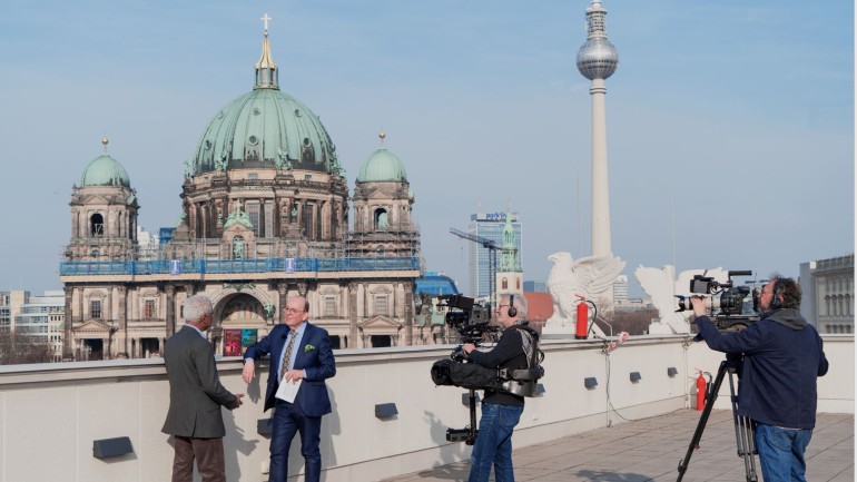 Im Anschluss fanden mehrere individuelle Pressetermine statt. Hier interviewt Krititker Denis Scheck Abdulrazak Gurnah auf dem Dach der Repräsentanz für seine Sendung &#34;Druckfrisch&#34;