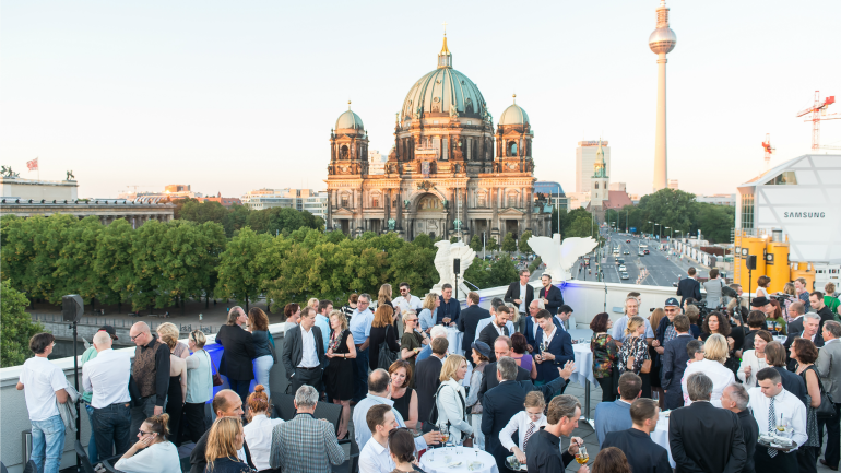 Die Dachterrasse der Bertelsmann Repräsentanz. 300 Gäste waren der Einladung zum Empfang gefolgt.