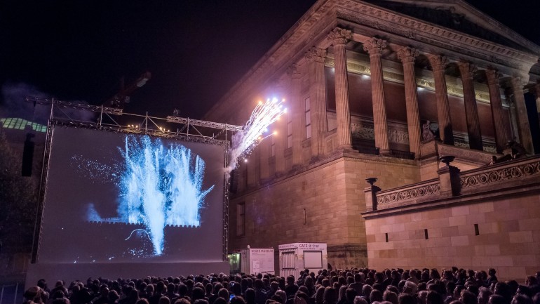 Zwei Feuerwerke: eins im Film, das andere in echt auf der Museumsinsel.