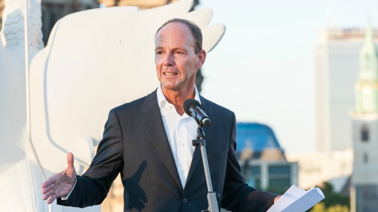 Bertelsmann CEO Thomas Rabe begrüßt die Gäste