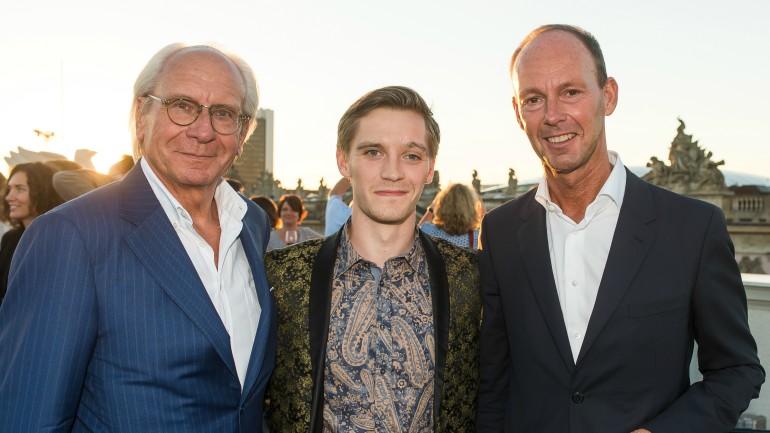 Wolf Bauer und Thomas Rabe mit &#34;Deutschland &#39;83&#34;-Star Jonas Nay