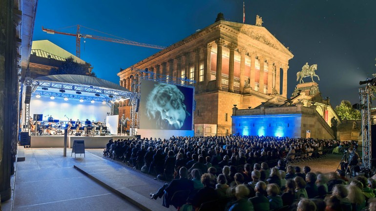 Das UFA Brass-Orchester der Deutschen Oper Berlin begleitete das expressionistische Drama &#34;Der Letzte Mann&#34; zu einem neuen Arrangement von Manfred Honetschläger